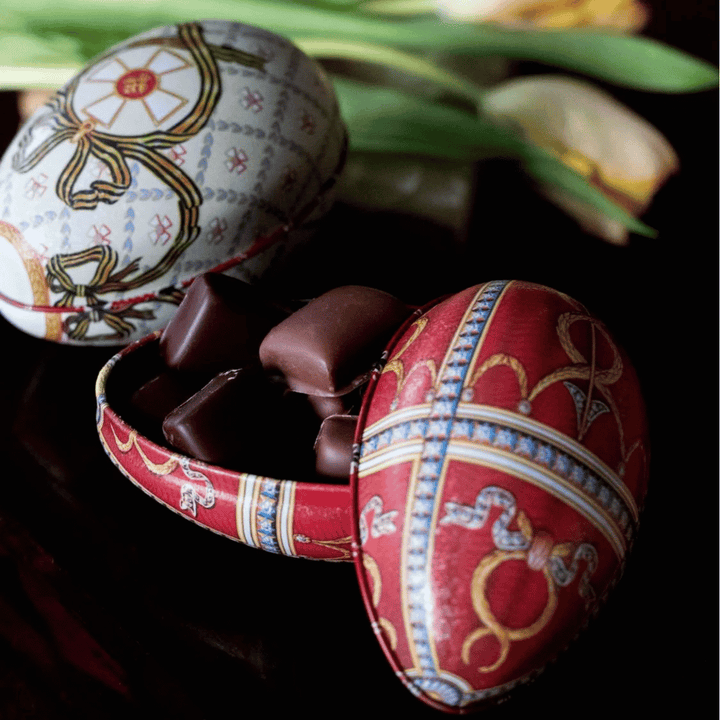 Lyxigt påskägg i Fabergémönster fyllt med praliner Svenska Kakao