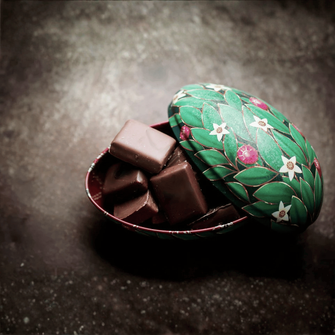 Lyxigt påskägg i Fabergémönster fyllt med praliner Svenska Kakao