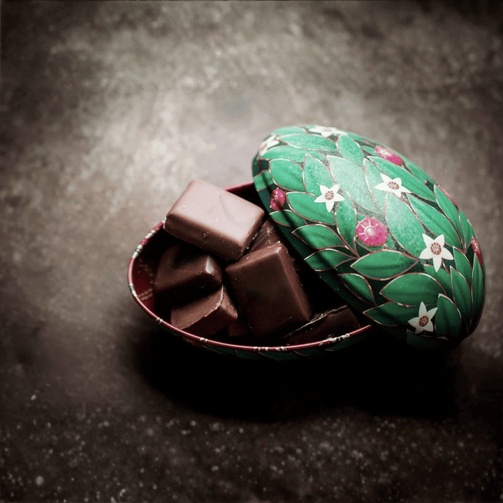 Lyxigt påskägg i Fabergémönster fyllt med praliner Svenska Kakao