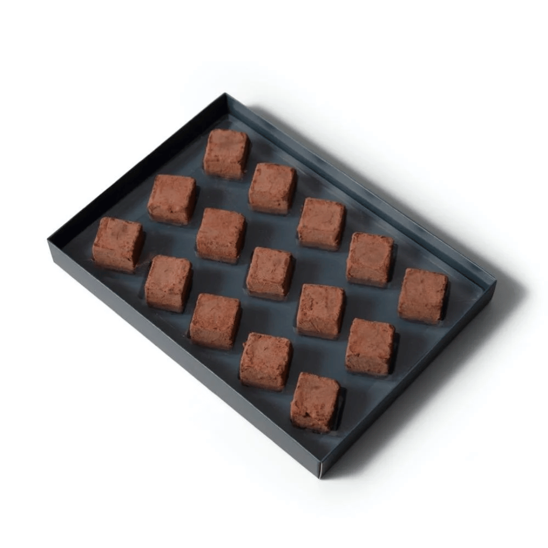 Chokladask med krämiga tryfflar av hasselnötsnougat i lakrits Svenska Kakao