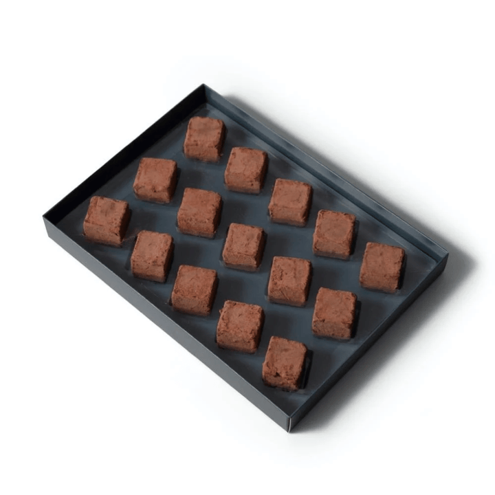 Chokladask med krämiga tryfflar av hasselnötsnougat i lakrits Svenska Kakao
