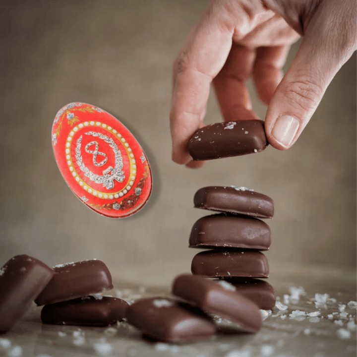 Lyxigt påskägg i Fabergémönster fyllt med praliner Svenska Kakao